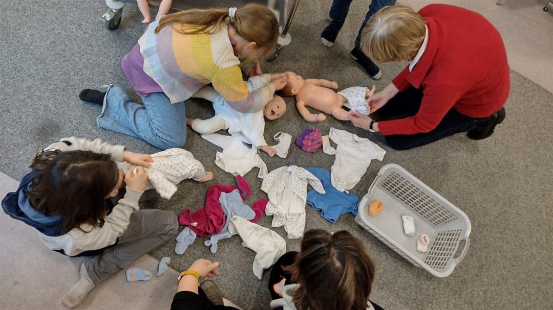 Babysitterpuppen werden eingekleidet