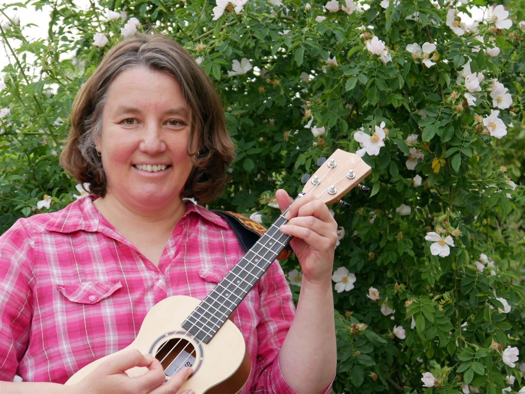 Helgard F&uuml;chsel mit ihrer Ukulele