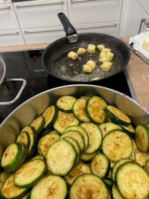 Gnocchi mit Ofenzucchini in der Vorbereitung